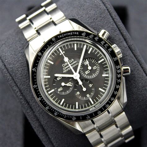 omega speedmaster moonwatch professional 42mm.